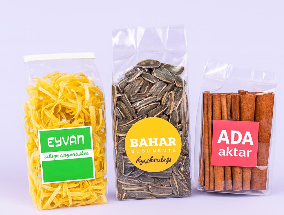 Etiketli şeffaf poşetlerde erişte, çekirdek ve tarçın ürünleri